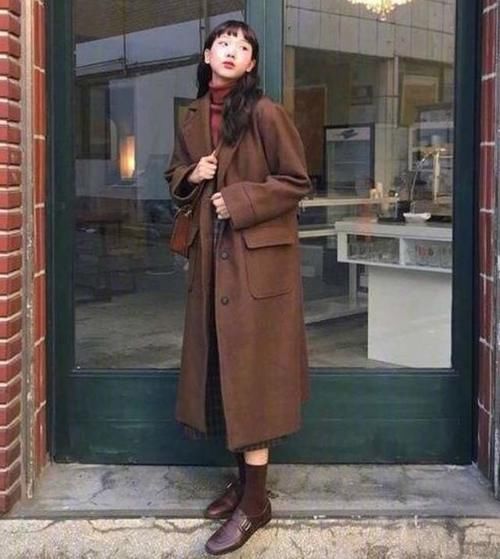 天气转暖,脱了羽绒服,现在穿什么外套更时髦?