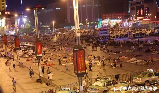 外国美女:为何中国的火车站广场，总有人“席地而眠”?