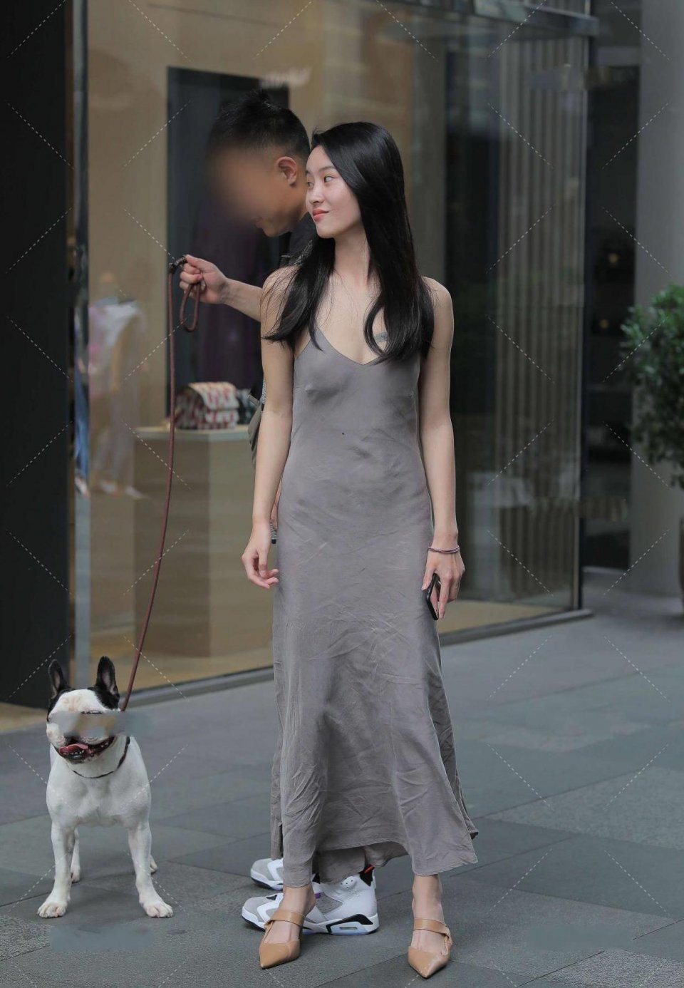 朋友们|美女街拍:非常有气质的气质美女,展现婀娜的身姿,突出身材优势