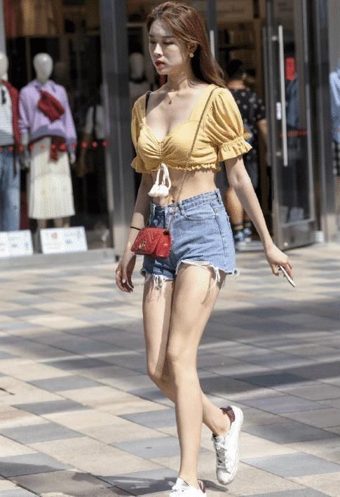 终于|嫌弃天气太闷热, 表妹在上衣腰间“裁一刀”, 这下终于不嫌热了