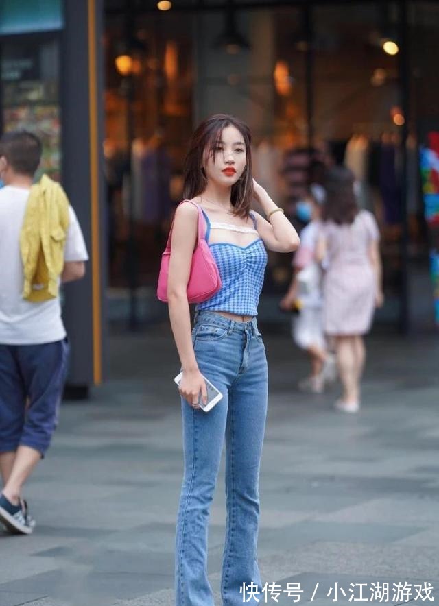 小姐姐 蓝色吊带上衣搭配蓝色牛仔裤,时尚短发小姐姐简约穿搭风格太美了!