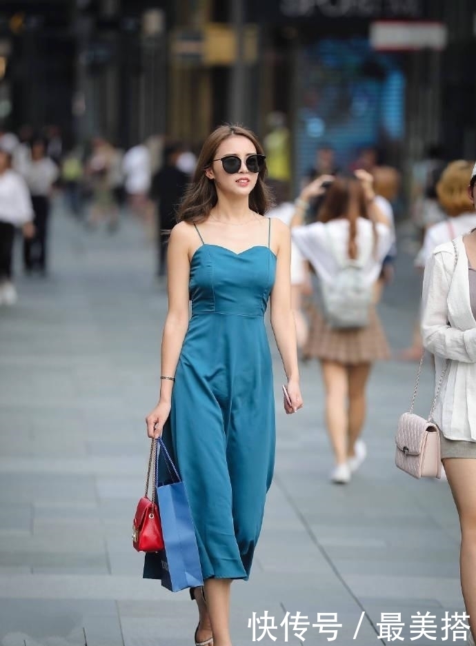 街拍:这几款口碑丝绸吊带裙,如丝般顺滑,带给你不一样视觉盛宴