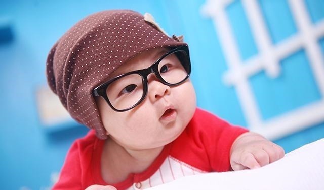 萌娃|2岁萌娃高空抛万元现金,家长只找回3000,网友笑称视金钱如粪土