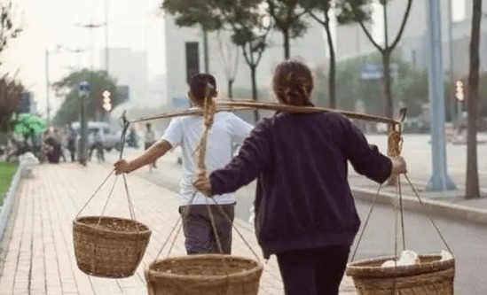 干活|吃饭靠喂，连路都不舍得让他走，被父母极度宠坏的杨锁，后来呢？