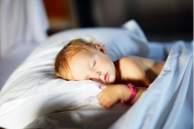 宝宝|1岁宝宝“一字马”睡姿走红,动作高难度,网友:我还不如一个娃