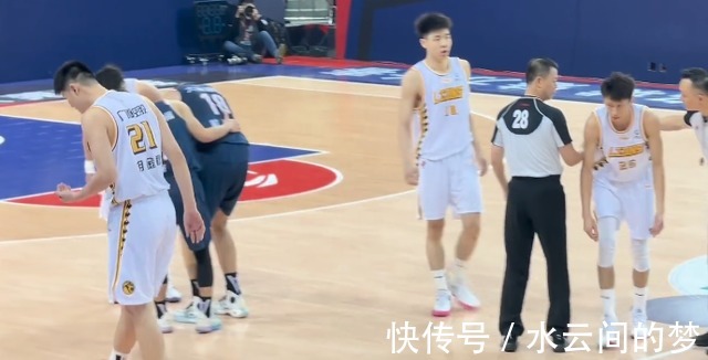 孙铭徽|8连胜!广厦双杀广东,孙铭徽25+7易建联11分,垫脚引冲突
