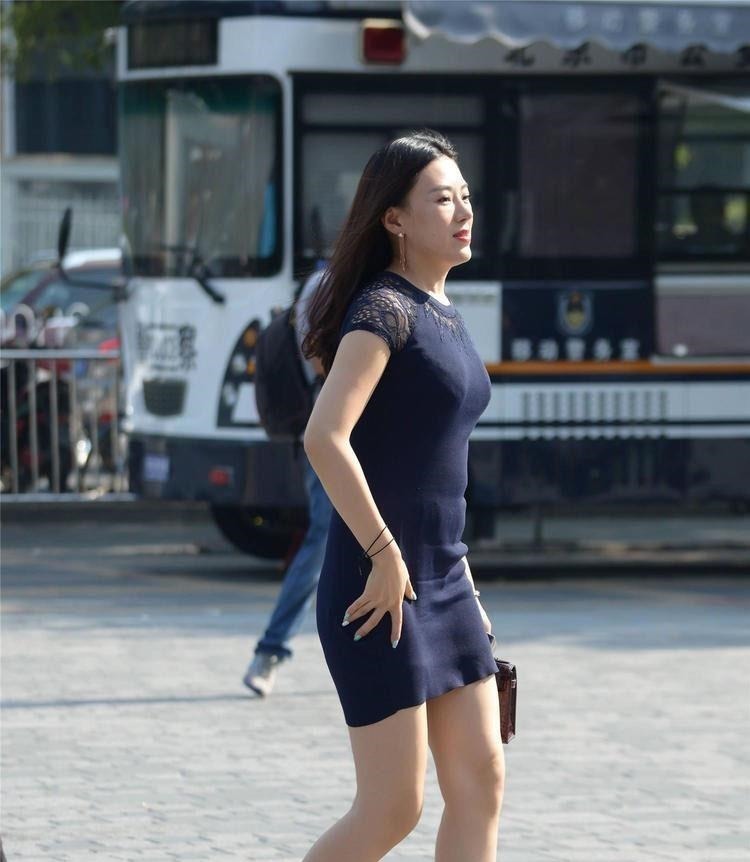 阿姨 40岁的美丽阿姨,脚底踩一双“小船”,老公担心她歪倒