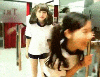 |搞笑GIF:妹子 现在的社会不用这么害羞吧