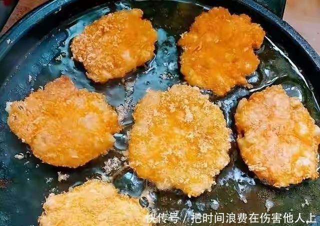 家里苹果吃不完,加一碗糯米粉做苹果派,不油炸,外酥里糯,真香