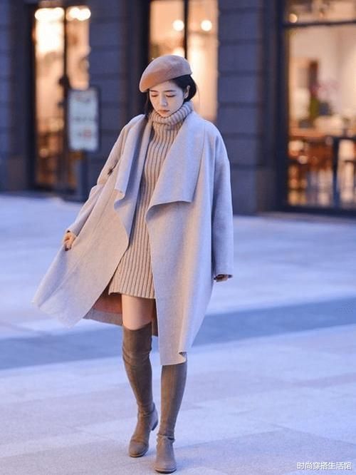 长大衣下面不一定穿裤子,学三木这样穿,时髦保暖有气质