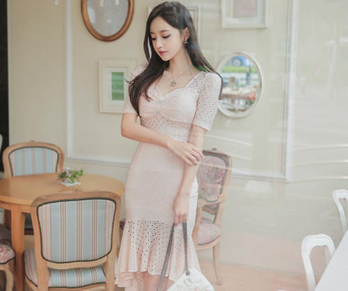 人味|美女穿搭：小姐姐爱穿潮范十足的紧身裙，尽显温婉柔美女人味