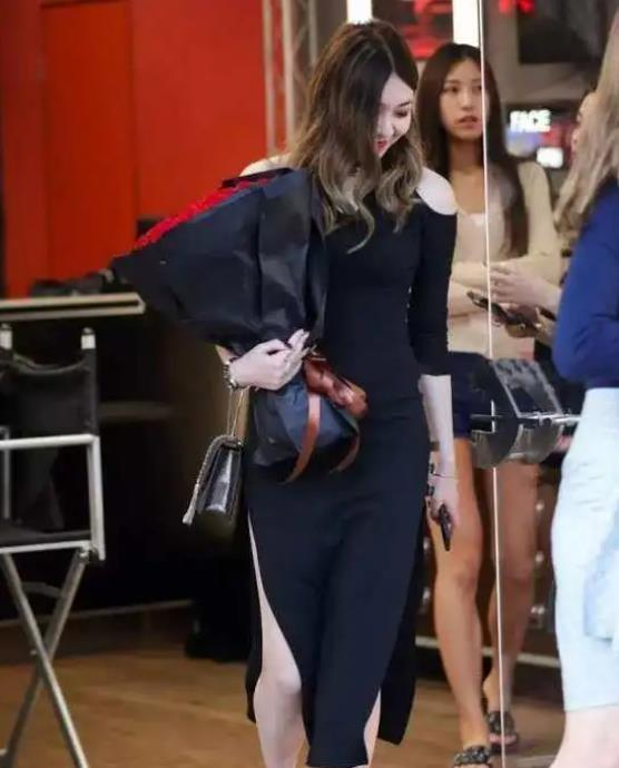 街拍:清新的白色裙子很显淑女气质,让你看起来非常的年轻活力