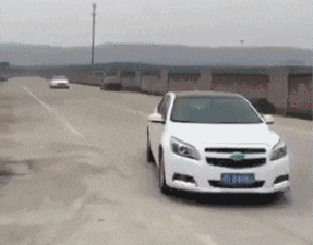 |搞笑GIF: 恐怕你要换一条裤子了 姑娘想都没想直接就坐了上去