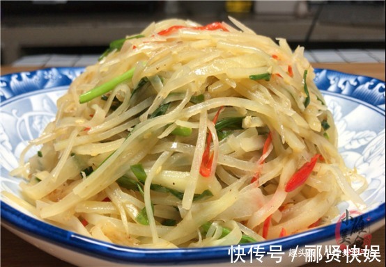 炒土豆丝时，先用水冲就错了！教你饭店大厨的诀窍，脆嫩不粘锅