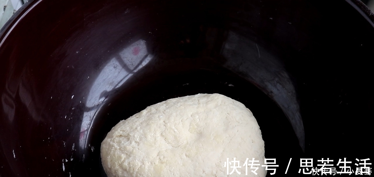 韭菜盒子最好吃的做法，开水一烫，做出来薄皮大馅，太香了