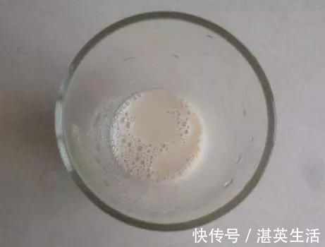 蒸馒头，把酵母直接放面粉里是不对的，教你正确做法，馒头白又香