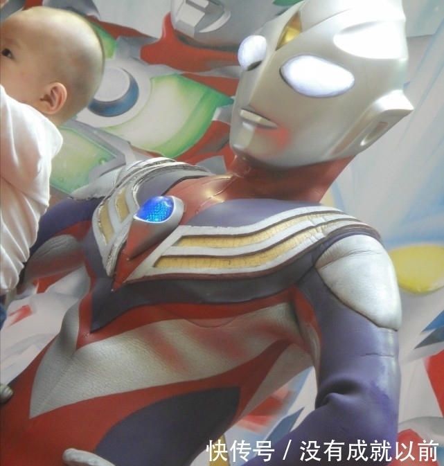 皮套演员|光鲜亮丽的奥特曼,里面必然藏着一个汗如雨下的演员,真不容易呀