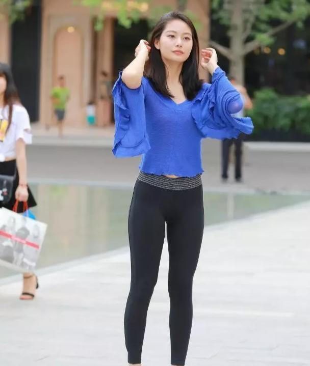 时尚 喇叭袖时尚T恤,搭配修身瑜伽裤,美女的性感气质被完美展现