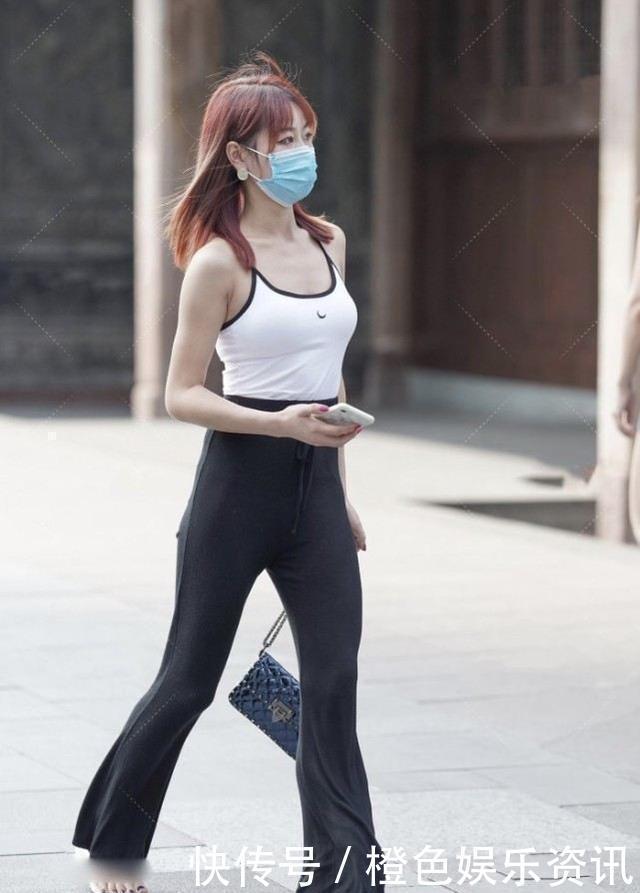 青春|青春可爱的小姐姐,白色运动风上衣塞进喇叭裤,活力满满