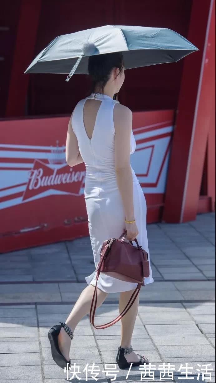 耐看 这种英伦风格的穿搭,压根不耐看,只是符合她气质