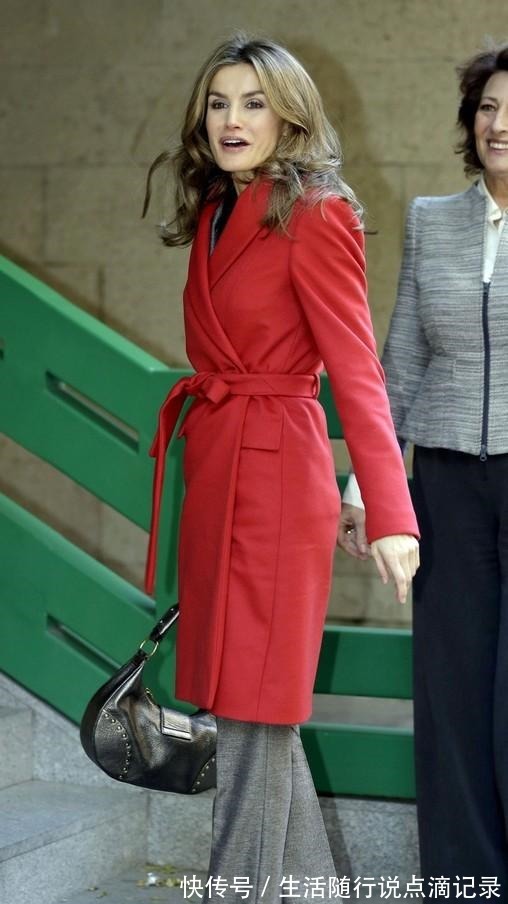 深色 降温怎么穿搭西班牙王后抗冻有一套,时尚并不意味着一定露腿!