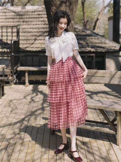 卫衣不受宠了！今年“法式衫+半身裙”正流行，洋气复古很减龄