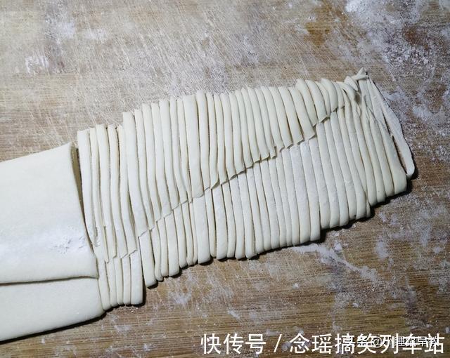 口感|家常手擀面好吃有窍门,多加一把豆面,面香浓郁,口感劲道又爽滑