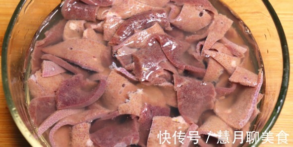 血水|猪肝切记别用清水洗，等于吃毒素，多加一步，血水和毒素全去除