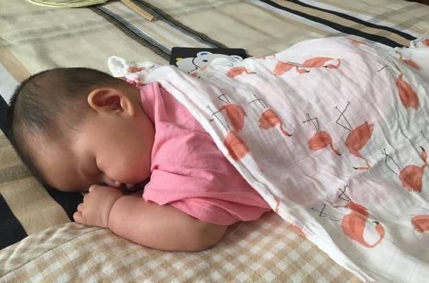 脾脏|孩子总是积食爱“趴睡”儿科医生无非4个原因,家长别不在意