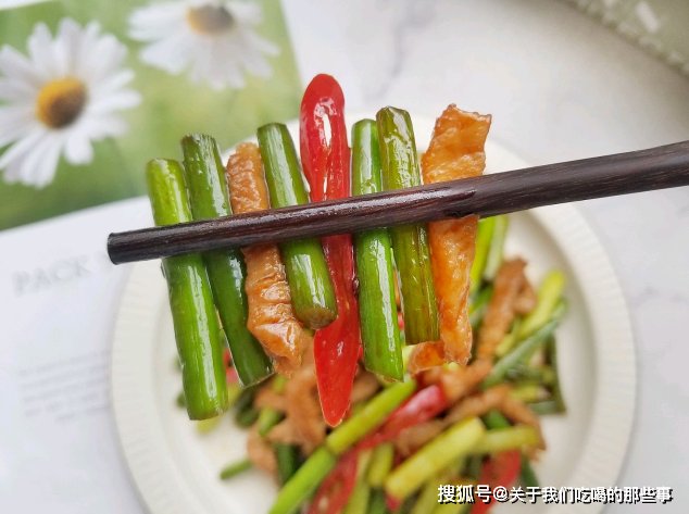 蒜薹炒肉丝，和厨师学了2招，蒜薹又绿又脆，肉丝又嫩又滑，真香