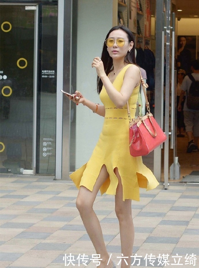 时尚|长发飘飘的美女,短裤和包臀裙的时尚混搭,也能这么美