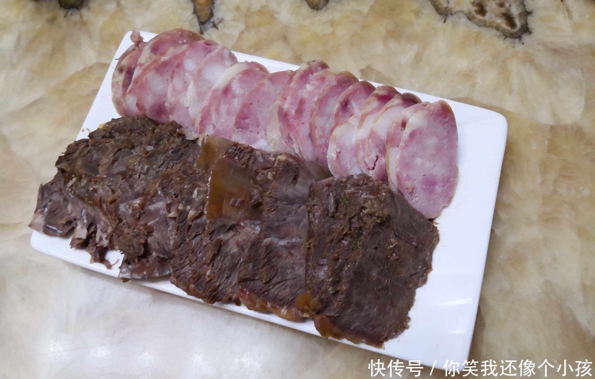  东北普通人家的年夜饭，摆盘虽不精致，味道一流，鱼肉海鲜全都有