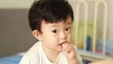 医生|小时候爱啃指甲的娃,长大会怎么样医生直言大概是这两种结局