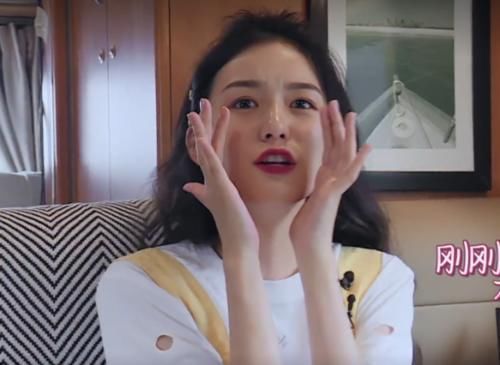 周也用毛巾挡镜头被怼脸拍,妆容斑驳满面油光,21岁皮肤过分真实