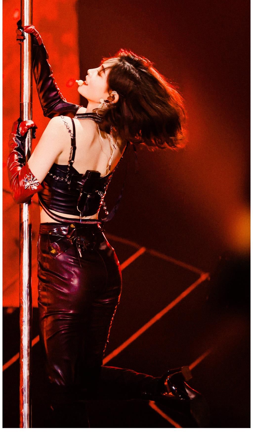 许佳琪的舞台照,爱看一些自信又吸引的美女