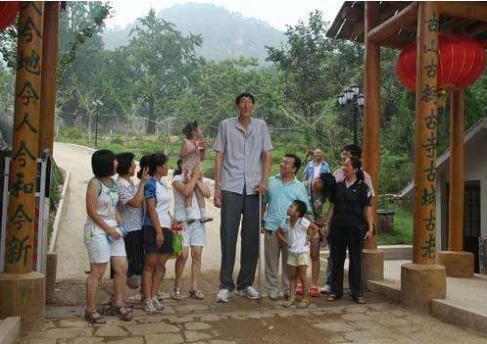 两米高|中国第一巨人娶小28岁妻子，不顾医生劝阻生子，今儿子长大了