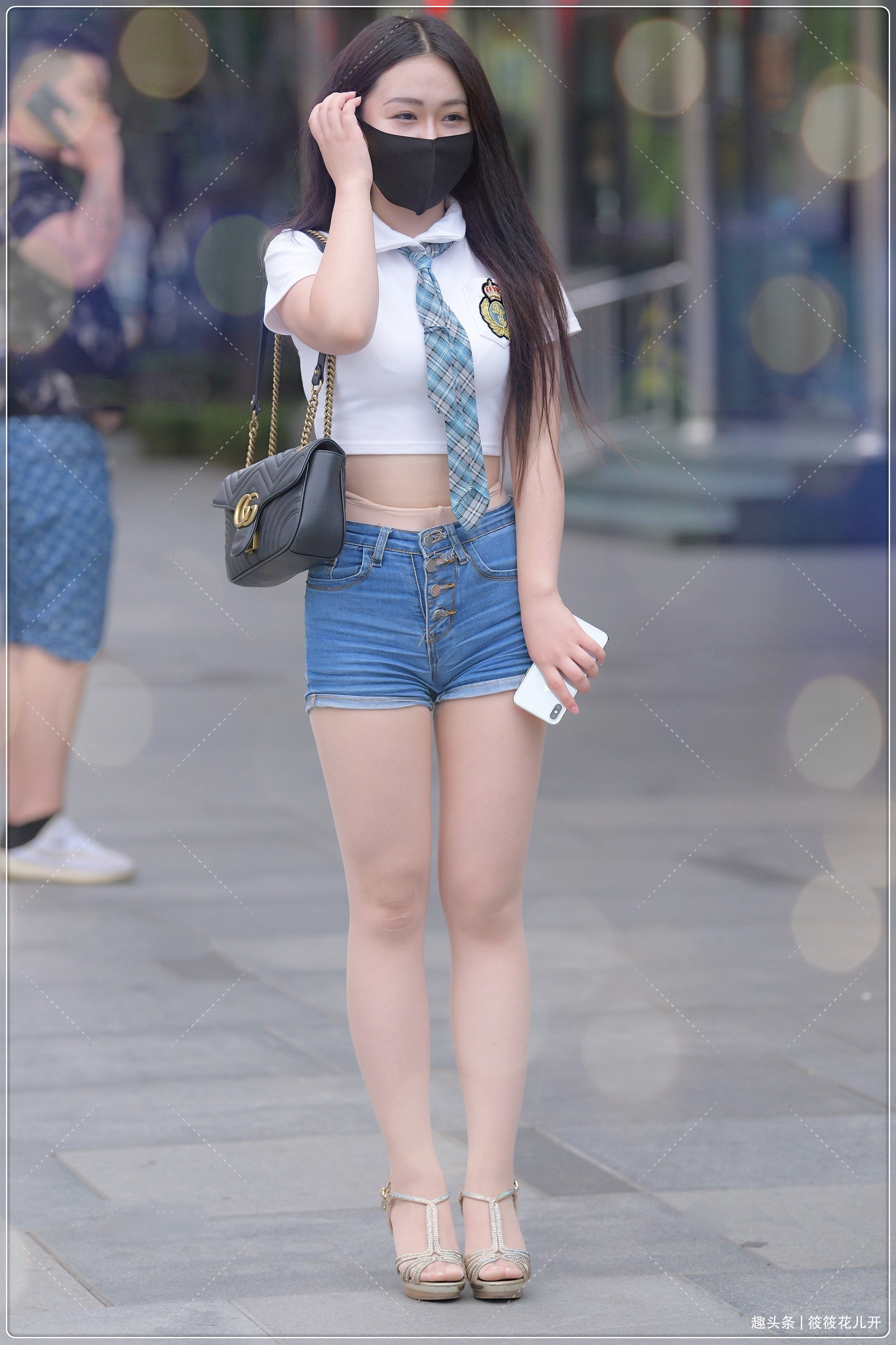 小姐姐 白色短款紧身T恤,搭配短款牛仔裤,清新靓丽