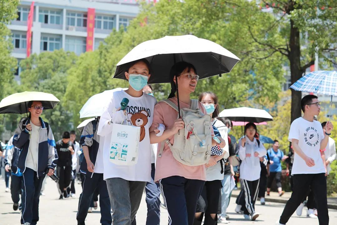 永嘉传媒集团|高考首日！现场直击！为5257名永嘉学子加油！！！