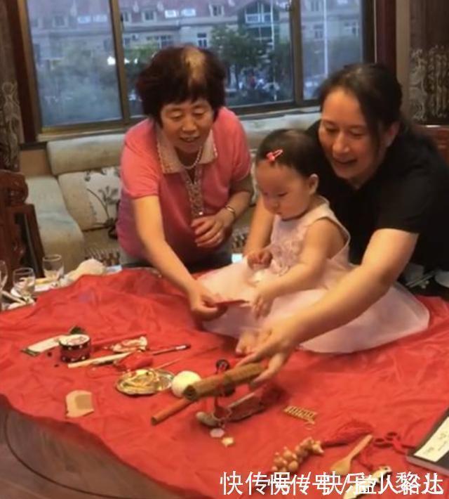 妈妈|女儿百日宴“抓周”,一下抓起“饱腹之物”,妈妈脸红没脸看了