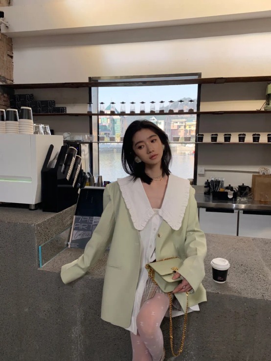 初春的温柔穿搭得这样穿!薄外套+奶油裙,真女人的时髦穿法