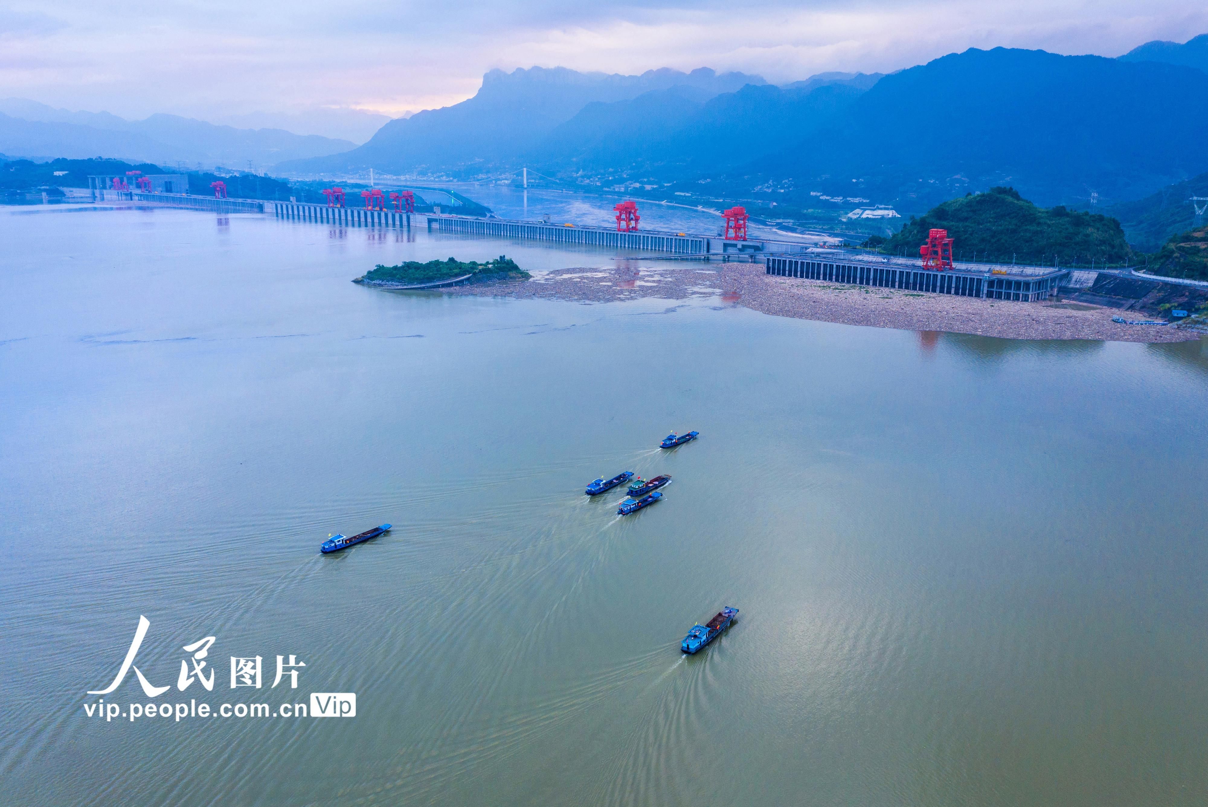 三峡库区|湖北宜昌：三峡坝前清漂忙