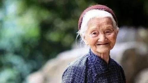 健康長壽|698位百歲老人的長壽方法,六成人愛吃甜食,專家總結長壽標準