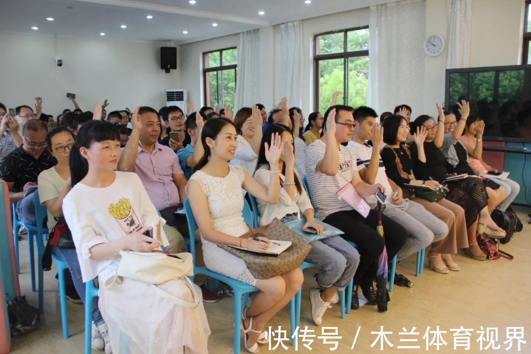 孩子|妈妈穿“短裙”去参加家长会,孩子却黑脸了:妈妈,下次别这么穿