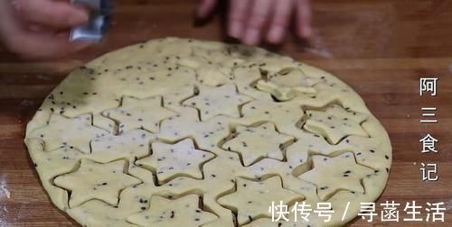 面粉里加4个鸡蛋，教你新做法，我家一周吃3次，上桌就抢光