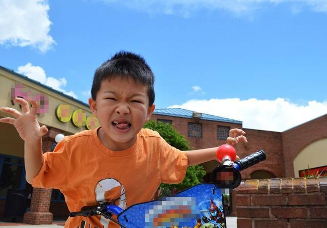 产房|产妇半夜生二胎,产房外只有大女儿一人等候,孩子的话让护士落泪