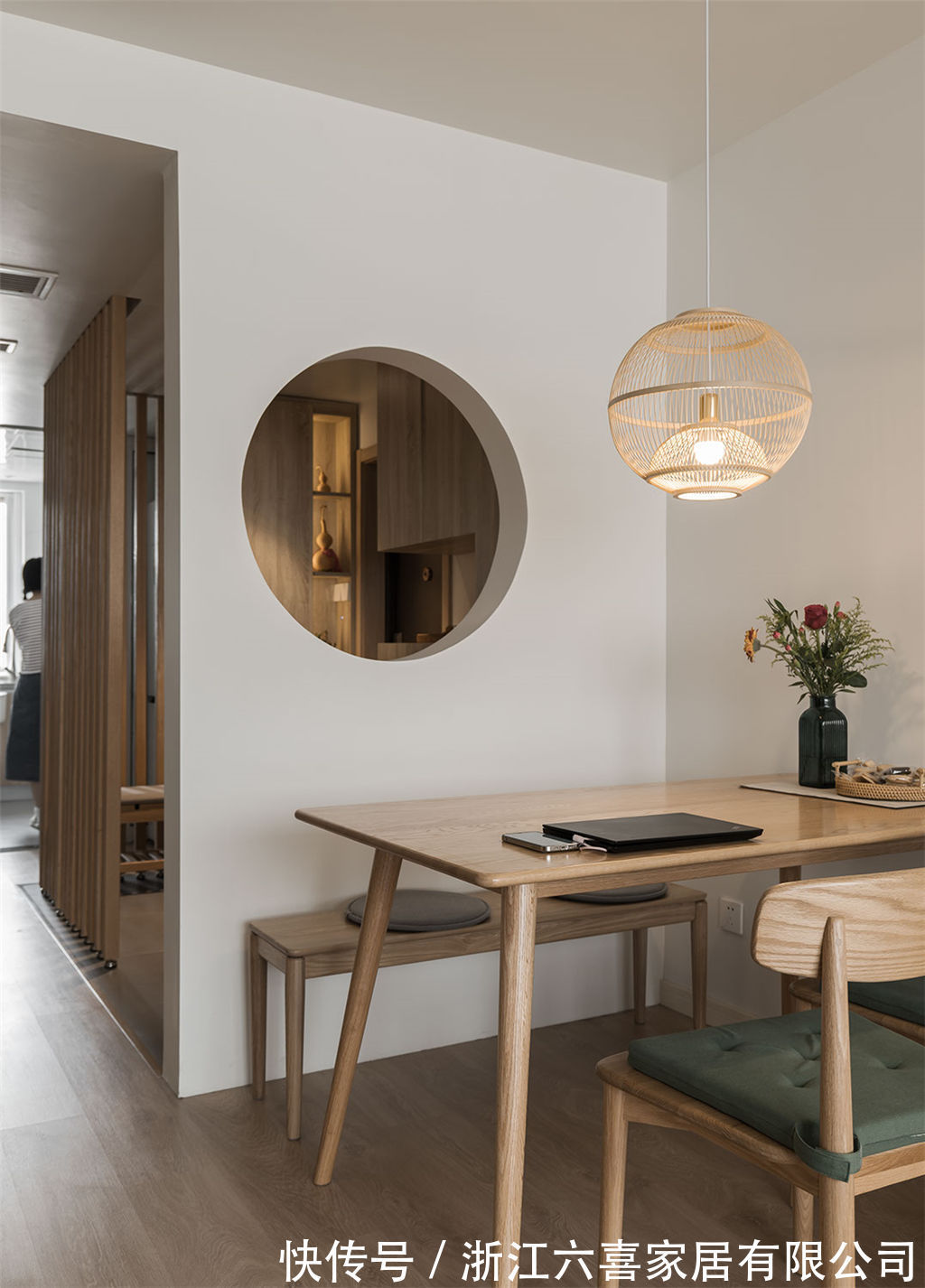 玄关|平面设计师的家｜探索过一切华丽的色彩和线条，回归最质朴的自然栖居世界！