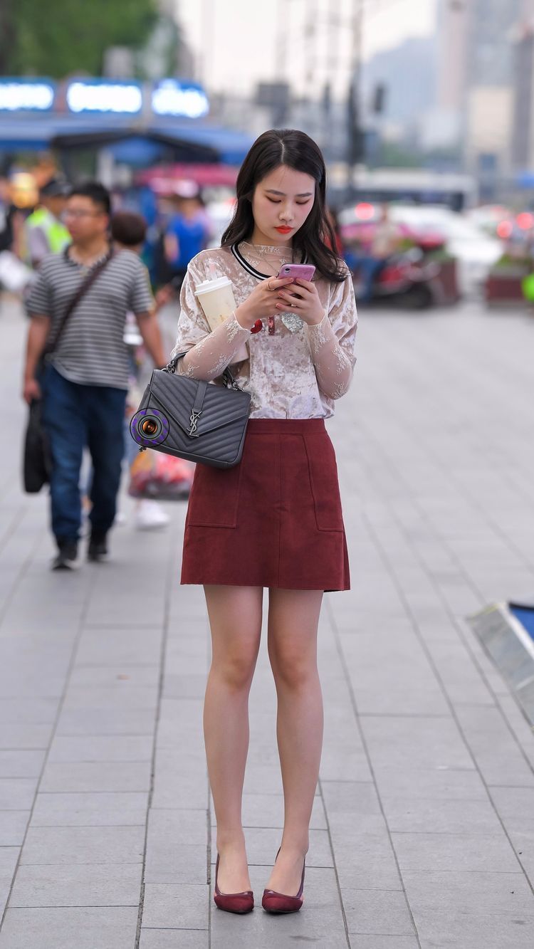 魅力|美女选择裙长不过膝盖的半身裙,还有能凸显个性魅力