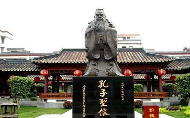 孔子|康熙不跪孔子,大臣拿布挡住1个字,康熙瞬间乖乖下跪!