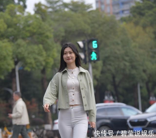 白色休闲裤简洁素雅，选择修身的款式，助你轻松演绎时尚靓丽美