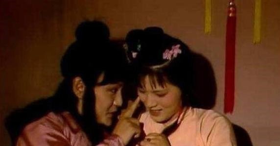 袭人$晴雯和黛玉知道了袭人与宝玉的云雨之情后,为何态度却截然不同